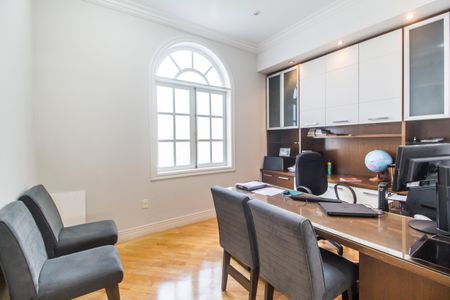 Casa de condomínio à venda com 560m², 4 quartos e 6 vagas Casa de condomínio à venda com 560m², 4 quartos e 6 vagasEscritório