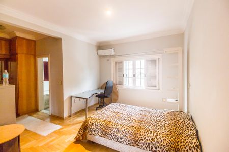 Casa de condomínio à venda com 560m², 4 quartos e 6 vagas Casa de condomínio à venda com 560m², 4 quartos e 6 vagasSuíte 3