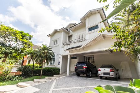 Casa de condomínio à venda com 560m², 4 quartos e 6 vagas Casa de condomínio à venda com 560m², 4 quartos e 6 vagasVista da Rua