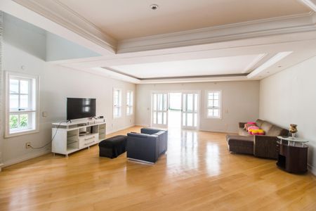 Casa de condomínio à venda com 560m², 4 quartos e 6 vagas Casa de condomínio à venda com 560m², 4 quartos e 6 vagasSala de TV