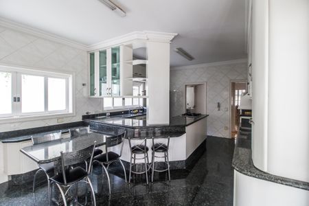 Casa de condomínio à venda com 560m², 4 quartos e 6 vagas Casa de condomínio à venda com 560m², 4 quartos e 6 vagasCozinha