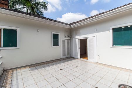 Casa de condomínio à venda com 560m², 4 quartos e 6 vagas Casa de condomínio à venda com 560m², 4 quartos e 6 vagasVaranda