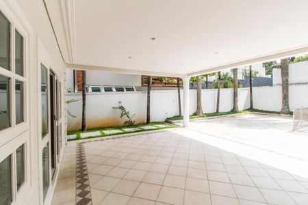 Casa de condomínio à venda com 560m², 4 quartos e 6 vagas Casa de condomínio à venda com 560m², 4 quartos e 6 vagasVaranda