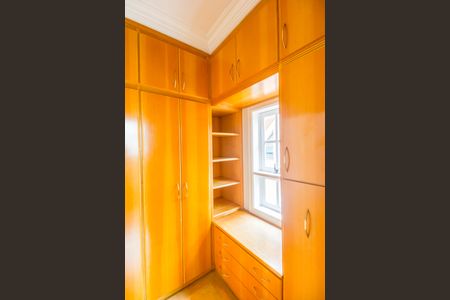 Casa de condomínio à venda com 560m², 4 quartos e 6 vagas Casa de condomínio à venda com 560m², 4 quartos e 6 vagasCloset da suíte 2