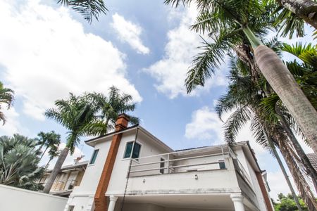 Casa de condomínio à venda com 560m², 4 quartos e 6 vagas Casa de condomínio à venda com 560m², 4 quartos e 6 vagasFachada