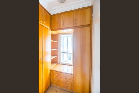 Casa de condomínio à venda com 560m², 4 quartos e 6 vagas Casa de condomínio à venda com 560m², 4 quartos e 6 vagasCloset da suíte 4