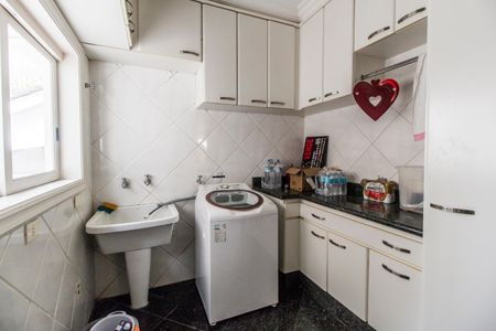 Casa de condomínio à venda com 560m², 4 quartos e 6 vagas Casa de condomínio à venda com 560m², 4 quartos e 6 vagasÁrea de Serviço