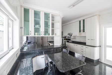 Casa de condomínio à venda com 560m², 4 quartos e 6 vagas Casa de condomínio à venda com 560m², 4 quartos e 6 vagasCozinha