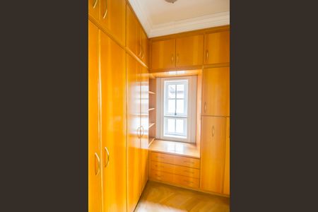 Casa de condomínio à venda com 560m², 4 quartos e 6 vagas Casa de condomínio à venda com 560m², 4 quartos e 6 vagasCloset da suíte 2