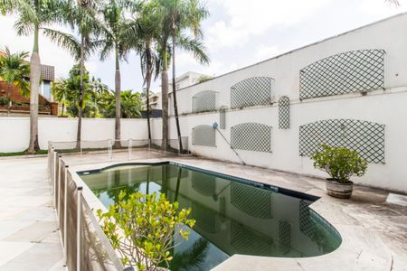 Casa de condomínio à venda com 560m², 4 quartos e 6 vagas Casa de condomínio à venda com 560m², 4 quartos e 6 vagasPiscina