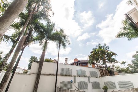 Casa de condomínio à venda com 560m², 4 quartos e 6 vagas Casa de condomínio à venda com 560m², 4 quartos e 6 vagasVista