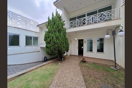 Casa à venda com 853m², 4 quartos e 20 vagas Casa à venda com 853m², 4 quartos e 20 vagasEntrada