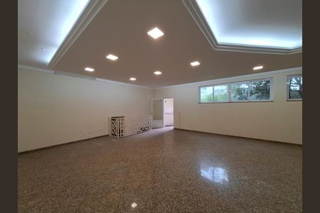 Casa à venda com 853m², 4 quartos e 20 vagas Casa à venda com 853m², 4 quartos e 20 vagasÁrea Comum - Salão Piscina