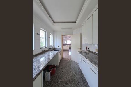 Casa à venda com 853m², 4 quartos e 20 vagas Casa à venda com 853m², 4 quartos e 20 vagasÁrea de Serviço