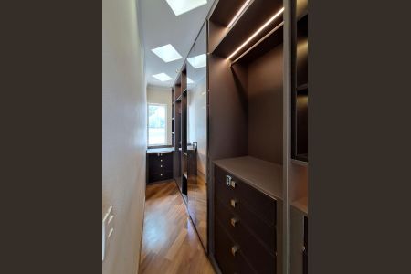 Casa à venda com 853m², 4 quartos e 20 vagas Casa à venda com 853m², 4 quartos e 20 vagasCloset Quarto 2