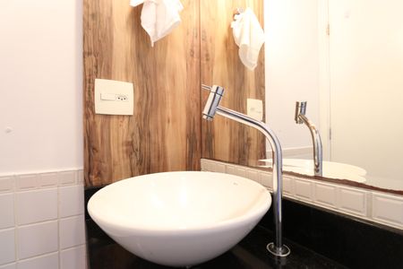 Apartamento à venda com 92m², 2 quartos e 2 vagasDetalhe Banheiro Social