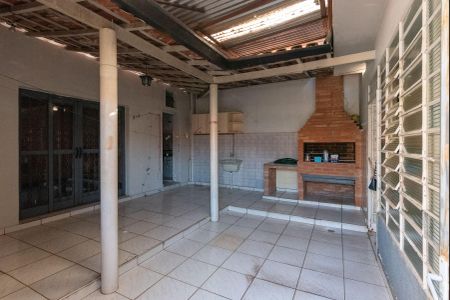 Casa à venda com 274m², 3 quartos e 3 vagas Casa à venda com 274m², 3 quartos e 3 vagasQuintal