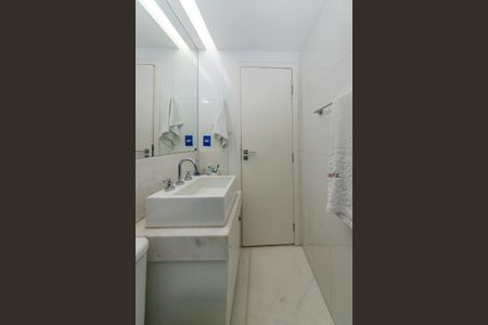 Apartamento à venda com 325m², 3 quartos e 4 vagas Apartamento à venda com 325m², 3 quartos e 4 vagasBanheiro da Suíte 2