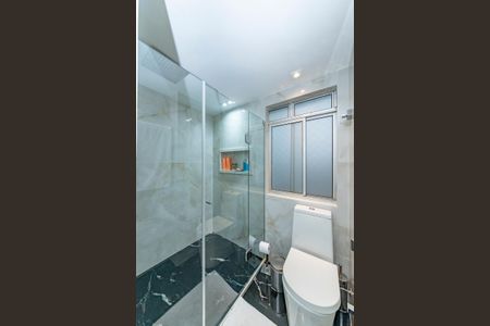 Apartamento à venda com 325m², 3 quartos e 4 vagas Apartamento à venda com 325m², 3 quartos e 4 vagasBanheiro da Suíte 1