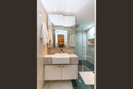 Apartamento à venda com 325m², 3 quartos e 4 vagas Apartamento à venda com 325m², 3 quartos e 4 vagasBanheiro da Suíte 1