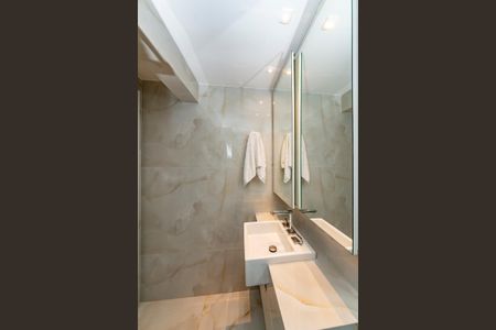 Apartamento à venda com 325m², 3 quartos e 4 vagas Apartamento à venda com 325m², 3 quartos e 4 vagasBanheiro da Suíte 1