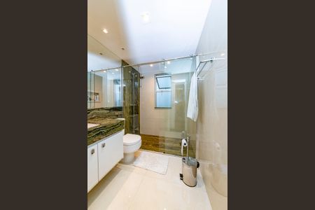 Apartamento à venda com 325m², 3 quartos e 4 vagas Apartamento à venda com 325m², 3 quartos e 4 vagasBanheiro da Suíte 3