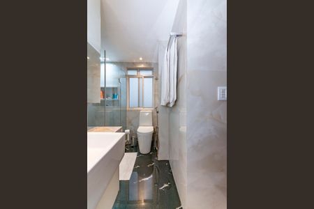 Apartamento à venda com 325m², 3 quartos e 4 vagas Apartamento à venda com 325m², 3 quartos e 4 vagasBanheiro da Suíte 1