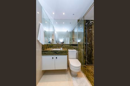 Apartamento à venda com 325m², 3 quartos e 4 vagas Apartamento à venda com 325m², 3 quartos e 4 vagasBanheiro da Suíte 3