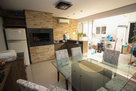 Casa à venda com 180m², 3 quartos e 2 vagas Casa à venda com 180m², 3 quartos e 2 vagasVaranda