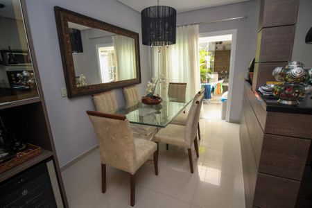 Casa à venda com 180m², 3 quartos e 2 vagas Casa à venda com 180m², 3 quartos e 2 vagasSala de Jantar