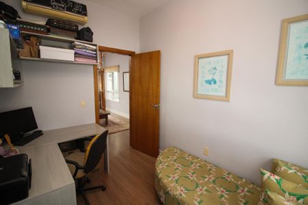 Casa à venda com 180m², 3 quartos e 2 vagas Casa à venda com 180m², 3 quartos e 2 vagasEscritório