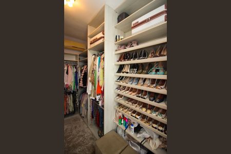 Casa à venda com 180m², 3 quartos e 2 vagas Casa à venda com 180m², 3 quartos e 2 vagasCloset