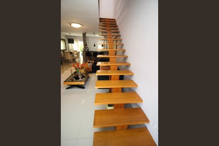 Casa à venda com 180m², 3 quartos e 2 vagas Casa à venda com 180m², 3 quartos e 2 vagasEscada