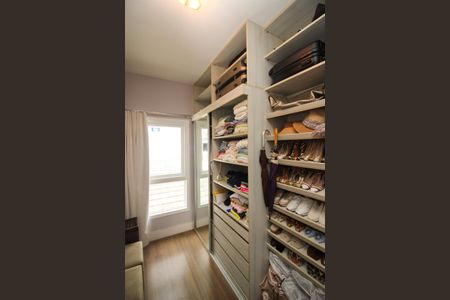 Casa à venda com 180m², 3 quartos e 2 vagas Casa à venda com 180m², 3 quartos e 2 vagasCloset