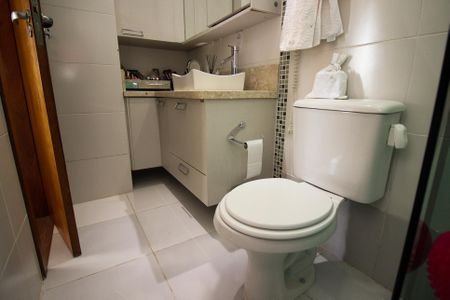 Casa à venda com 180m², 3 quartos e 2 vagas Casa à venda com 180m², 3 quartos e 2 vagasBanheiro da Suíte