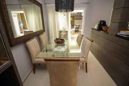 Casa à venda com 180m², 3 quartos e 2 vagas Casa à venda com 180m², 3 quartos e 2 vagasSala de Jantar