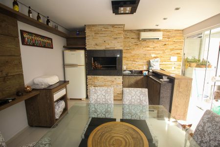 Casa à venda com 180m², 3 quartos e 2 vagas Casa à venda com 180m², 3 quartos e 2 vagasVaranda