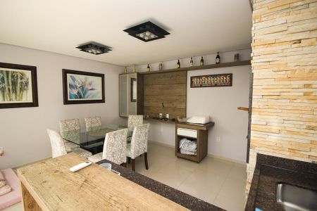 Casa à venda com 180m², 3 quartos e 2 vagas Casa à venda com 180m², 3 quartos e 2 vagasVaranda