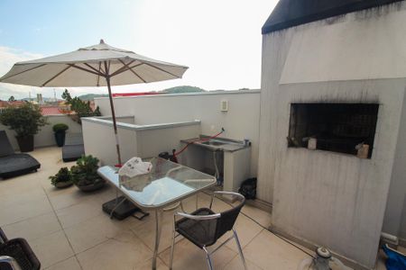 Casa à venda com 180m², 3 quartos e 2 vagas Casa à venda com 180m², 3 quartos e 2 vagasTerraço