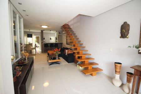 Casa à venda com 180m², 3 quartos e 2 vagas Casa à venda com 180m², 3 quartos e 2 vagasSala