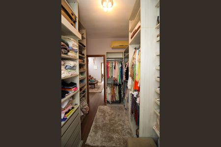 Casa à venda com 180m², 3 quartos e 2 vagas Casa à venda com 180m², 3 quartos e 2 vagasCloset