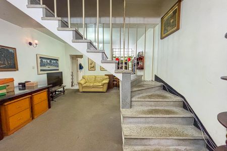 Casa para alugar com 190m², 3 quartos e 2 vagasEscada