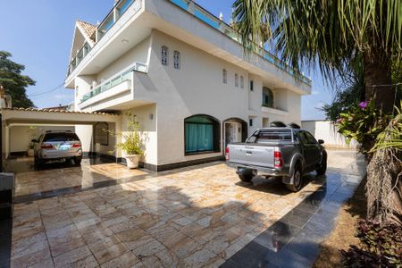 Casa para alugar com 720m², 6 quartos e 8 vagasQuintal - Garagem