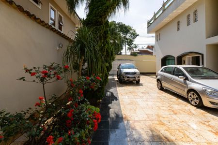 Casa para alugar com 720m², 6 quartos e 8 vagasQuintal - Garagem