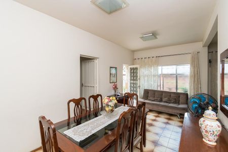 Casa à venda com 296m², 4 quartos e 2 vagasSala