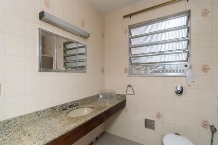 Casa à venda com 296m², 4 quartos e 2 vagasBanheiro da Suíte