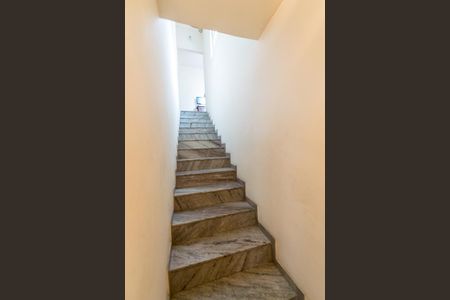 Casa à venda com 296m², 4 quartos e 2 vagasSala - Acesso ao 2º andar