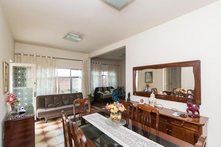 Casa à venda com 296m², 4 quartos e 2 vagasSala