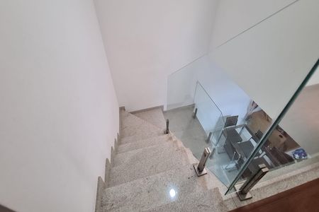 Casa à venda com 95m², 3 quartos e 2 vagas Casa à venda com 95m², 3 quartos e 2 vagasEscada Quartos