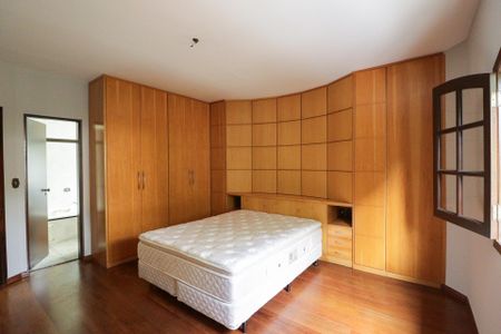 Casa à venda com 362m², 4 quartos e 5 vagasSuíte 2